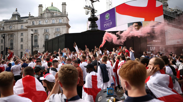 אוהדי נבחרת אנגליה חוגגים ברחובות לונדון לפני גמר יורו 2021 (צילום: רויטרס)