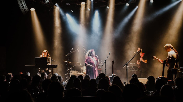 לאה שבת בהופעה (צילום: רגב גל)