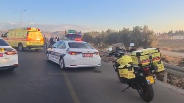 הכביש אליו נפל הצעיר מהכדור הפורח, סמוך לבלפוריה (צילום: צילום מסך: תיעוד מבצעי מד"א)