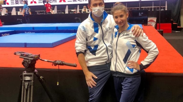 המתעמלת אופיר נצר לצד המאמן פדרו מיר הומר (צילום: אתר רשמי, איגוד ההתעמלות)