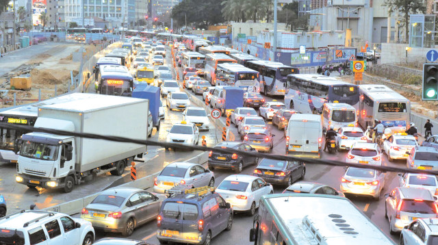 פקק בתל אביב (צילום: אבשלום ששוני)