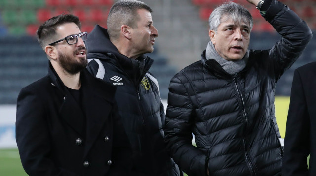 משה חוגג בעלי בית"ר ירושלים עם מני ברוש, אלי אוחנה (צילום: דני מרון)