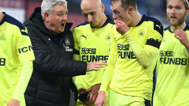 שחקני ניוקאסל עם המאמן סטיב ברוס (צילום: GettyImages)