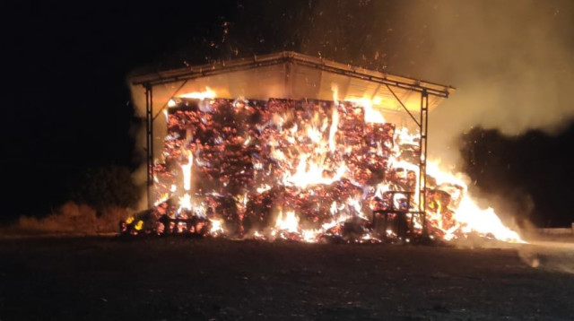 שריפת המתבן בקיבוץ שניר (צילום: דוברות המשטרה)