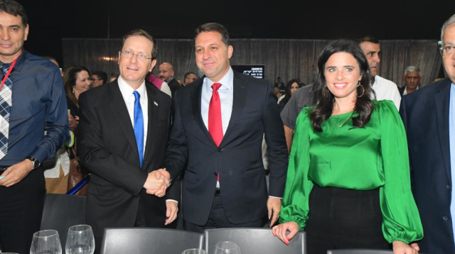 שקד, הרצוג וביבס בכנס השלטון המקומי (צילום: אבשלום ששוני)