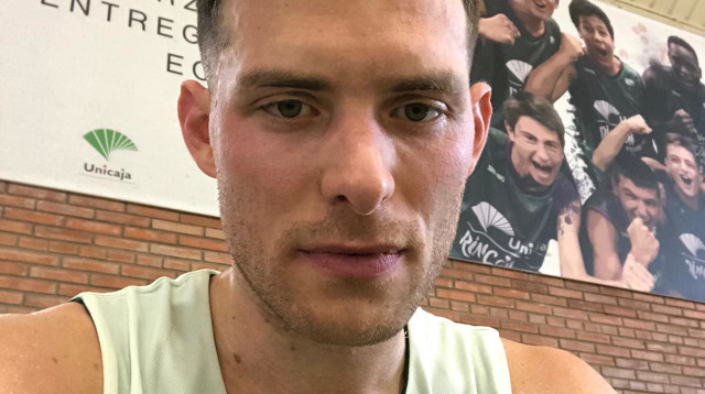 גל מקל במתחם האימונים של מלאגה (צילום: אתר רשמי, באדיבות המצולם)