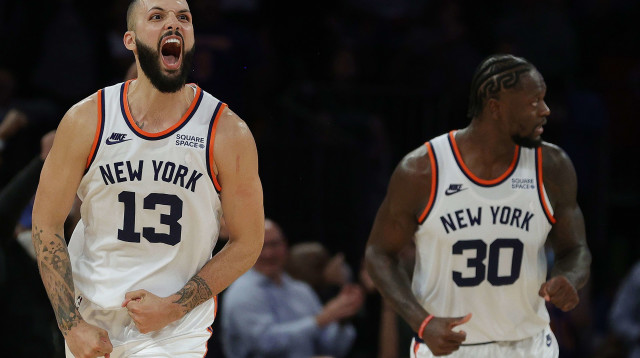 שחקני ניו יורק ניקס אוון פורנייה, ג'וליוס רנדל חוגגים (צילום: GettyImages, Sarah Stier)