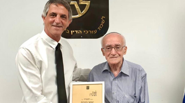 עורך דין מקבל תעודה אחרי 48 שנים  (צילום: לשכת עורכי הדין)