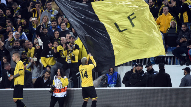 קלאודמיר מניף דגל של לה פמיליה עם אוהדי בית"ר ירושלים (צילום: ברני ארדוב)