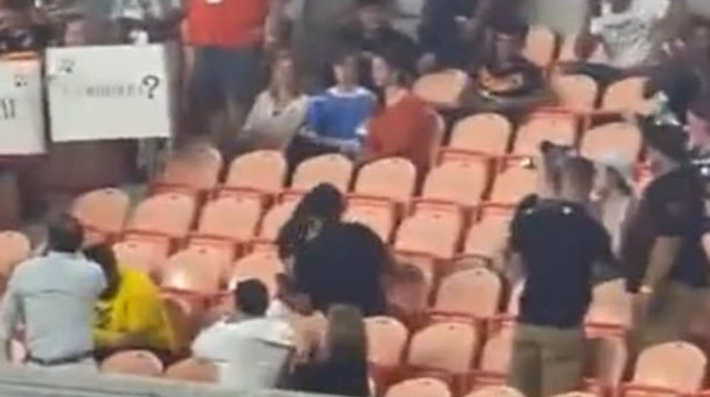 אוהד יוסטון דינמו מציע נישואין (צילום: עיבוד תמונה, צילום מסך)