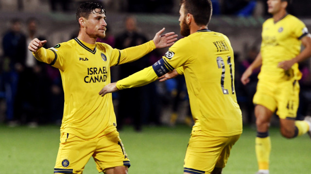 גבי קניקובסקי שחקן מכבי תל אביב עם שרן ייני (צילום: רויטרס)