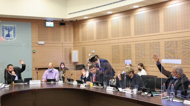 ועדת הכספים מצביעה על החוק להעלאת גיל הפרישה לנשים (צילום: דני שם טוב, נועם מושקוביץ, דוברות הכנסת)