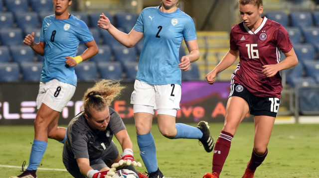 עמית ביילין שוערת נבחרת ישראל מול לינדה דלמן שחקנית נבחרת גרמניה (צילום: רויטרס)