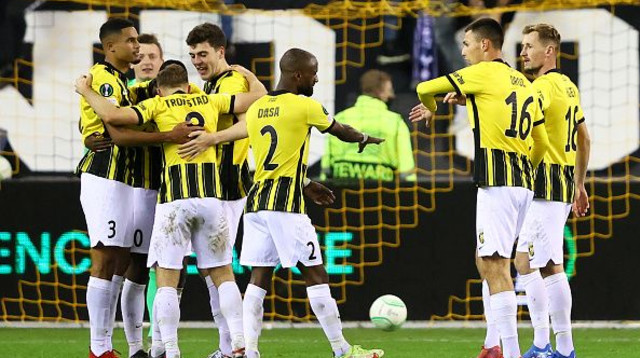 אלי דסה חוגג עם שחקני ויטסה (צילום: Martin Rose / Staff)