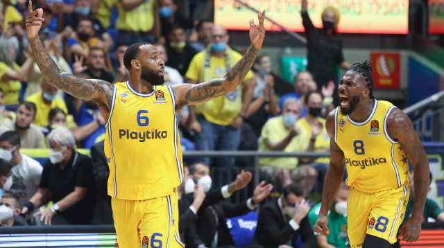 שחקן מכבי תל אביב דרק וויליאמס עם ג'יילן ריינולדס (צילום: דני מרון)