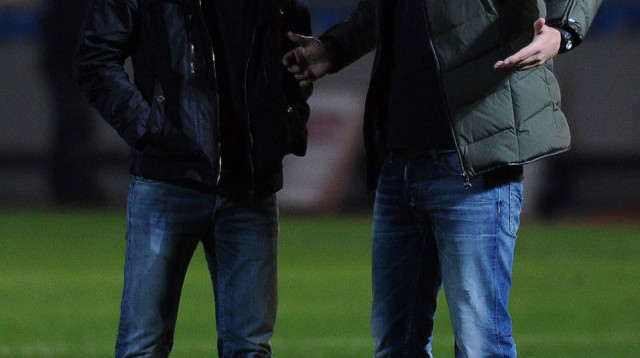 אוסקר גרסיה מאמן מכבי תל אביב (מימין) עם המנהל הספורטיבי ג'ורדי קרויף (צילום: ברני ארדוב)