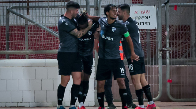 רועי קהת ושחקני עירוני קרית שמונה חוגגים (צילום: מאור אלקסלסי)