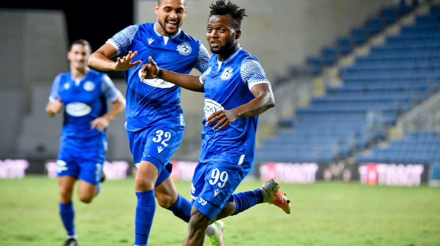 ג'יימס אדניי שחקן מכבי פתח תקוה עם מוחמד הינדי (צילום: אריאל שלום)