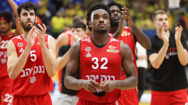 שחקן הפועל ירושלים עמית גרשון עם רטין אובאסוהן, ווילי וורקמן (צילום: דני מרון)