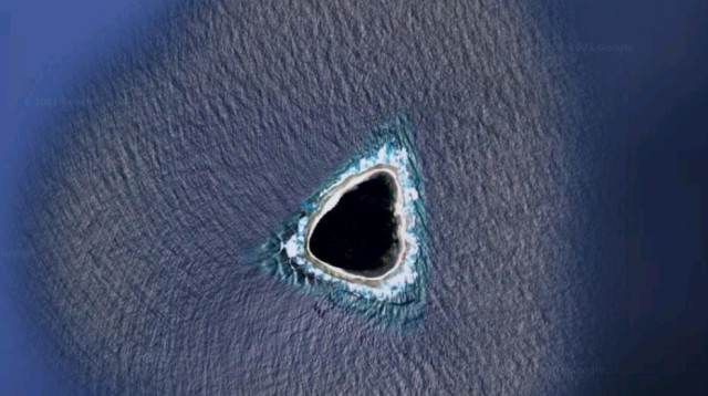 אי בודד צונזר בגוגל מפות (צילום: Reddit)