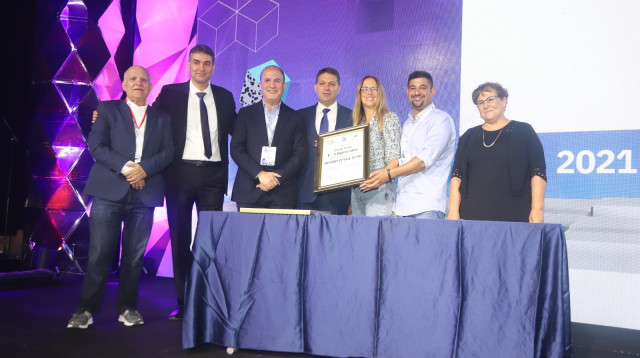 הענקת  הפרס לזוכות (צילום: איקי מימון)