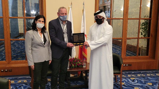 יגאל כרמי, יעל ארד והנציג מבחריין (צילום: אתר רשמי, הוועד האולימפי בישראל)