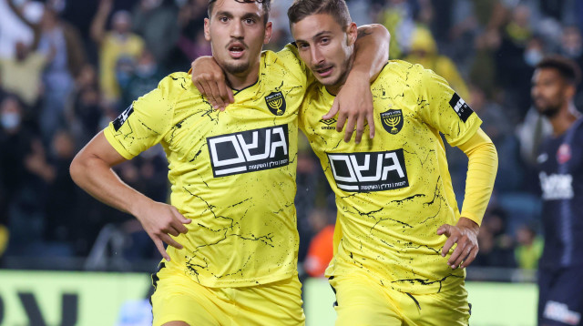 תמיר עדי שחקן בית"ר ירושלים עם ירדן שועה (צילום: דני מרון)