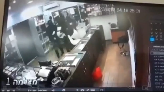 השוד בבאר שבע (צילום: מצלמות אבטחה)