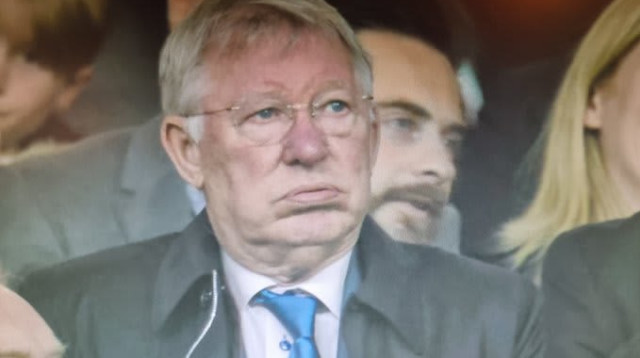 אלכס פרגוסון צופה בתבוסה של מנצ'סטר יונייטד מול ליברפול (צילום: צילום מסך, מתוך שידור הטלוויזיה)