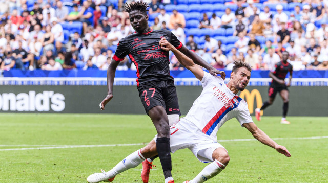 מוחמד באיו שחקן קלרמון לפני דמיאן דה סילבה שחקן ליון (צילום: GettyImages, Eurasia Sport Images)