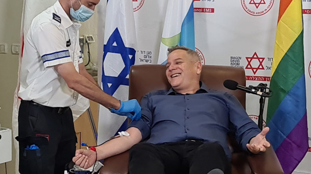ניצן הורוביץ תורם דם (צילום: דוברות מד"א)