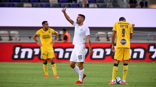 נאור סבג, מ.ס. אשדוד חוגג. שחקני מכבי תל אביב מאוכזבים (צילום: אריאל שלום)