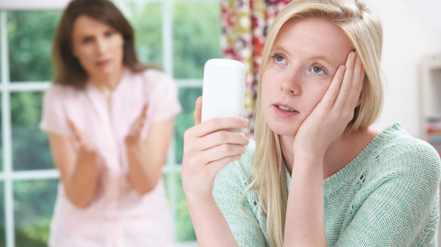 ילדה בסמארטפון (צילום: אינגאימג')