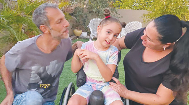 שיר והוריה (צילום: באדיבות המשפחה)