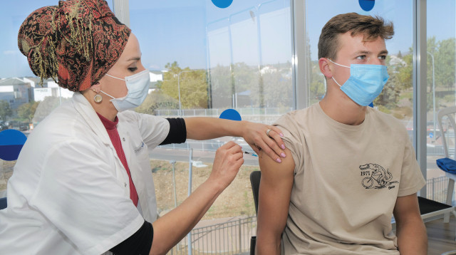 חיסון קורונה לילדים ונערים (צילום: מיכאל גלעדי, פלאש 90)