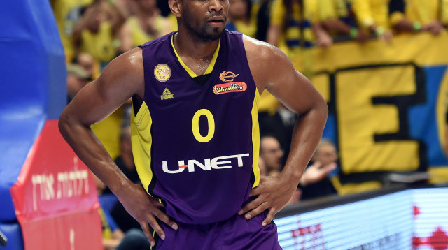 טו הולוואיי שחקן הפועל חולון (צילום: ברני ארדוב)