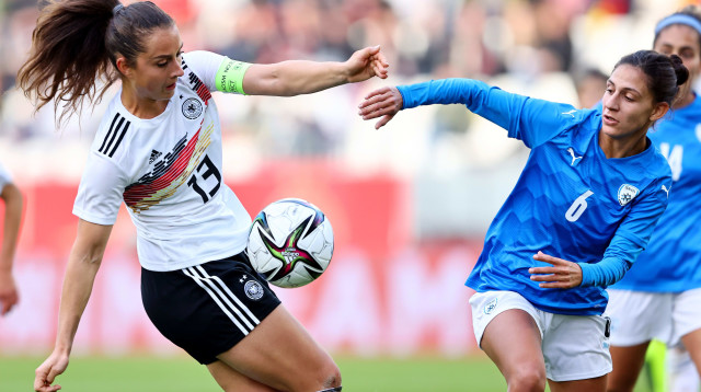 אופל סופר שחקנית נבחרת ישראל מול שרה דבריץ שחקנית נבחרת גרמניה (צילום: GettyImages, Christof Koepsel)