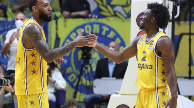 קינן אוואנס שחקן מכבי תל אביב עם דרק וויליאמס (צילום: דני מרון)