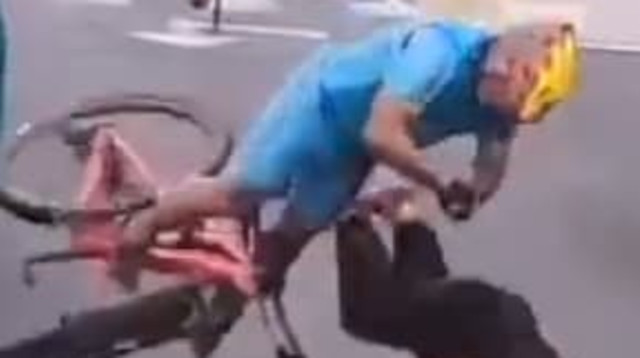 התנגשות בין רוכב אופניים לבין הולכת רגל במירוץ אופניים באיים הקנאריים (צילום: צילום מסך, .)