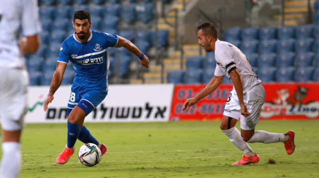 אריאל לזמי שחקן הפועל פתח תקוה מול שניר שוקר שחקן הפועל רעננה (צילום: קובי אליהו)