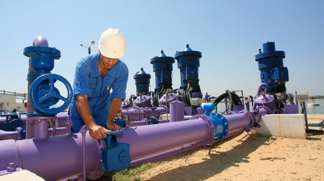 F100113MS12 עובד חברת מקורות באתר אשכול צילום פלאש 90 (צילום: פלאש 90)