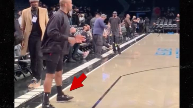 פי ג'יי טאקר נועל נעליים נדירות בחימום (צילום: צילום מסך, מתוך שידורי הטלוויזיה)