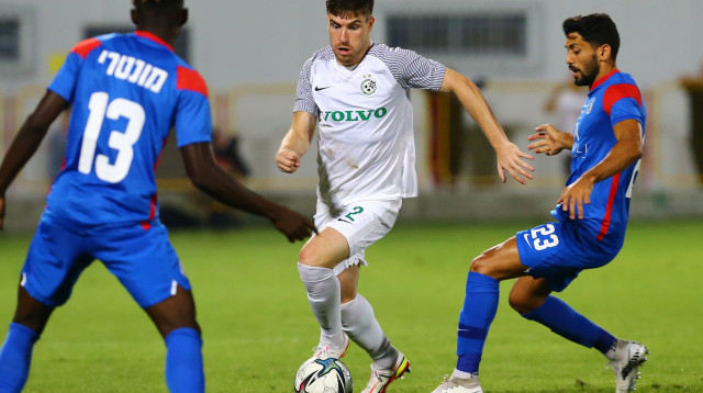 שחקן מכבי חיפה ריאן סטריין מול עטאא ג'אבר, מ.ס. אשדוד (צילום: לירון מולדובן)