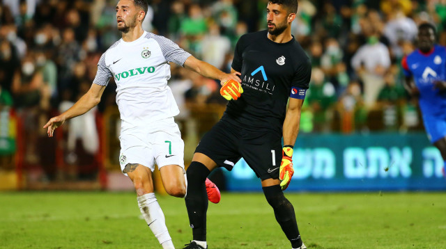 שחקן מכבי חיפה, עומר אצילי, ליד שוער מ.ס. אשדוד, יואב ג'רפי (צילום: לירון מולדובן)