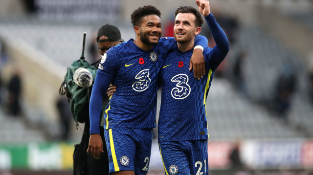 בן צ'ילוול חוגג עם ריס ג'יימס, שחקני צ'לסי (צילום: GettyImages, Ian MacNico)