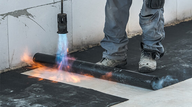 איטום גגות עם יריעות ביטומניות  (צילום: Shutterstock)