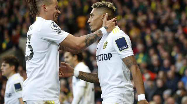 ראפיניה (מימין) עם קלווין פיליפס שחקני לידס חוגגים (צילום: רויטרס)