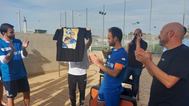 הקדישו את הגביע לסלבה ז"ל. ערוץ ספורט1 אלופי כלי התקשורת לשנת 2021 (צילום: פאר לוין תקשורת)