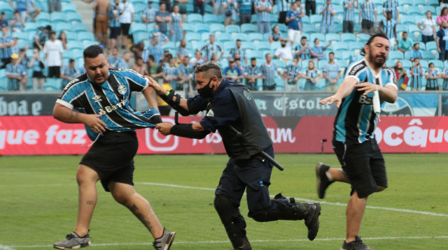 אוהדי גרמיו מתפרעים (צילום: GettyImages, Silvio Avila)