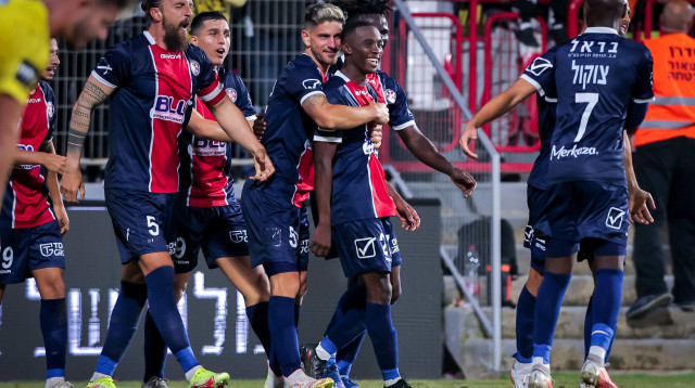 טימו מוזי ושחקני הפועל נוף הגליל חוגגים (צילום: מאור אלקסלסי)